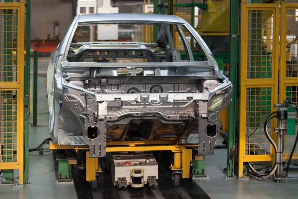 Rusya, Izhevsk - 15 Aralık 2018: Lada Otomobil Fabrikası Izhevsk. Bir otomobil fabrikasında yeni araba çerçeve inşaatı