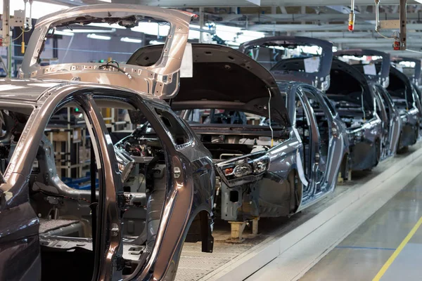 Russia, Izhevsk - December 15, 2018: LADA Automobile Plant Izhevsk. Frame construction of new car on the conveyor line. — Stock Photo, Image