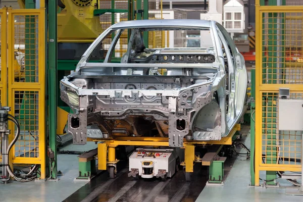 Rusia, Izhevsk - 15 de diciembre de 2018: LADA Automobile Plant Izhevsk. Construcción de bastidor de coche nuevo en una planta de automóviles — Foto de Stock