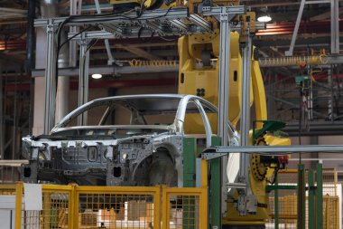 Rusya, Izhevsk - 15 Aralık 2018: Lada Otomobil Fabrikası Izhevsk. Hidrolik asansörde yeni bir otomobilin şasi yapımı.
