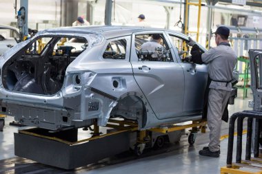 Rusya, Izhevsk - 15 Aralık 2018: Lada Otomobil Fabrikası Izhevsk. İşçi yeni bir arabanın kapısını koyuyor..