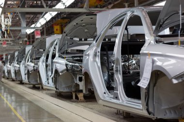 Rusya, Izhevsk - 15 Aralık 2018: Lada Otomobil Fabrikası Izhevsk. Konveyör hattında yeni arabanın gövdeleri.