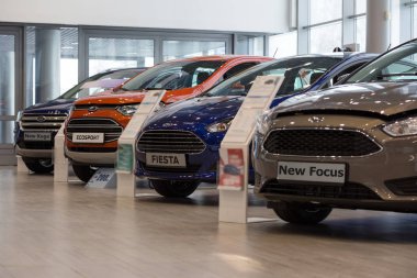 Rusya, Izhevsk - 27 Ocak 2019: Showroom Ford. Bayi showroom'unda yeni arabalar. Modern ulaşım.
