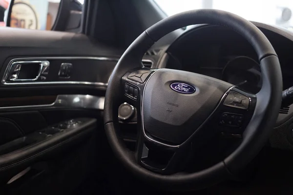 Rusya, Izhevsk - 27 Ocak 2019: Showroom Ford. Yeni aracın iç. Prestijli arabalar.