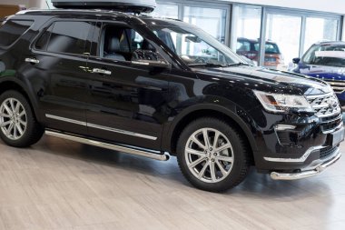Rusya, Izhevsk - 27 Ocak 2019: Showroom Ford. Yeni Ford Explorer bayi showroom'da.