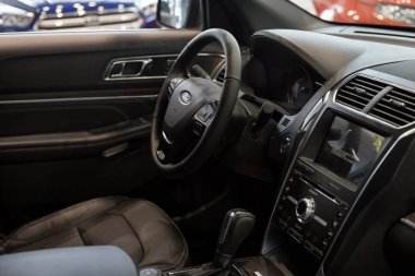 Rusya, Izhevsk - 27 Ocak 2019: Showroom Ford. Yeni aracın iç. Modern ulaşım.