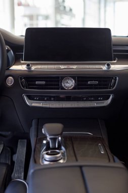 Rusya, Izhevsk - 15 Şubat 2019: Showroom Kia. Yeni araba business class K900 Iç. Ünlü dünya markası.