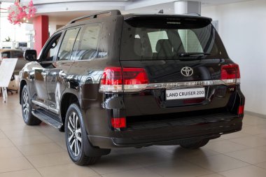 Rusya, Izhevsk - 18 Temmuz 2019: Toyota showroom'da yeni arabalar. Modern Land Cruiser 200. Arka ve yan görünüm.