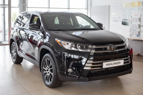Rusya, Izhevsk - 18 Temmuz 2019: Toyota showroom'da yeni arabalar. Modern Highlander. Ünlü dünya markası.