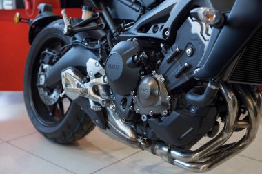 Rusya, Izhevsk - 23 Ağustos 2019: Yamaha motosiklet mağazası. Motocycle mağazasında yeni motobike kırpılmış görüntü.