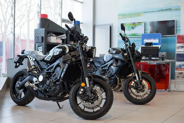 Rusya, Izhevsk - 23 Ağustos 2019: Yamaha motosiklet mağazası. Motosiklet mağazasında yeni motosiklet ve aksesuarlar.