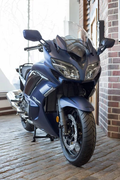 Rusya, Izhevsk - 23 Ağustos 2019: Yamaha motosiklet mağazası. Modern motosiklet mağazasında yeni motosiklet Fjr1300.
