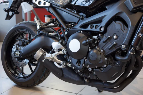 Росія, Іжевська-23 серпня 2019: магазин мотоциклів Yamaha. Обрізаний образ нового Mtm850 в motocycle Store. — стокове фото