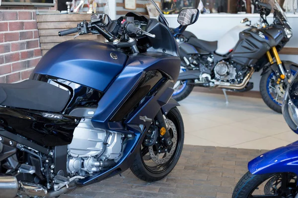 Rusya, Izhevsk - 23 Ağustos 2019: Yamaha motosiklet mağazası. Modern motosiklet mağazasında yeni motosikletler.