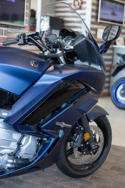 Rusya, Izhevsk - 23 Ağustos 2019: Yamaha motosiklet mağazası. Modern motosiklet mağazasında yeni motosiklet Fjr1300.