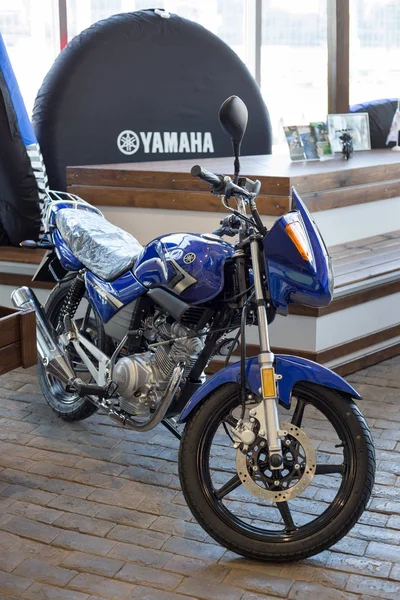 Rusya, Izhevsk - 23 Ağustos 2019: Yamaha motosiklet mağazası. Modern motosiklet mağazasında yeni motosiklet Ybr125.