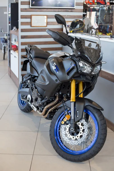 Rusland, Izhevsk-augustus 23, 2019: Yamaha Motorcycle shop. Nieuwe motor Xt1200 in moderne motorfiets winkel. — Stockfoto