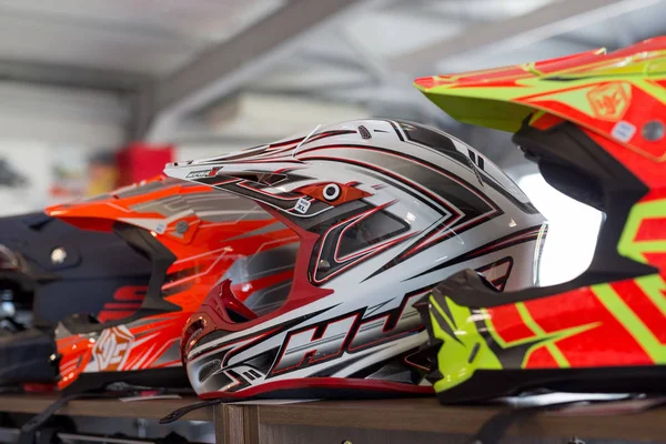Rusya, Izhevsk - 23 Ağustos 2019: Yamaha motosiklet mağazası. Bir motosikletçi başını korumak için kask Satır.