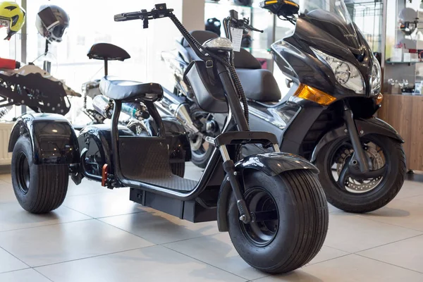 Rusland, Izhevsk-augustus 23, 2019: Yamaha Motorcycle shop. Driewielige elektrische scooter staat op dealer showroom. — Stockfoto