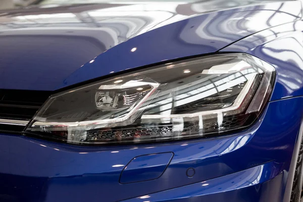 Zarif kafa lambaları ile yeni modern araç. Ön görünüm.