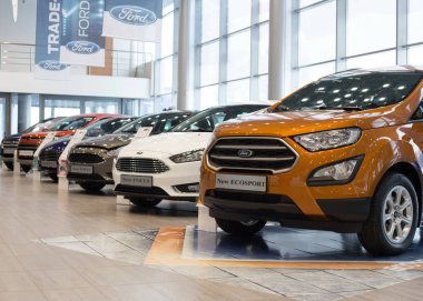 Rusya, Izhevsk - 27 Ocak 2019: Showroom Ford. Bayi showroom'unda yeni arabalar. Modern ulaşım.