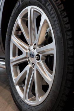 Rusya, Izhevsk - 27 Ocak 2019: Showroom Ford. Yeni bir Ford araba alaşım tekerleği ile tekerlek.