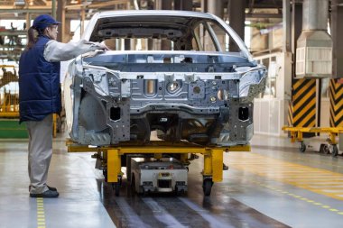 Rusya, Izhevsk - 15 Aralık 2018: Lada Otomobil Fabrikası Izhevsk. Kadın işçi yeni bir arabanın cesedini kontrol ediyor.