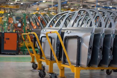 Rusya, Izhevsk - 15 Aralık 2018: Lada Otomobil Fabrikası Izhevsk. Yeni arabalar için kapılar arabada duruyor.