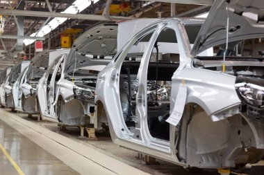 Rusya, Izhevsk - 15 Aralık 2018: Lada Otomobil Fabrikası Izhevsk. Konveyör hattında yeni arabanın gövdeleri.