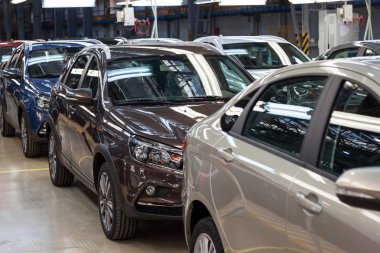 Rusya, Izhevsk - 15 Aralık 2018: Lada Otomobil Fabrikası Izhevsk. Lada'nın bayilere gönderilmeyi beklediği yeni arabalar.
