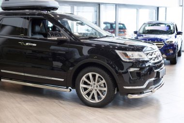 Rusya, Izhevsk - 27 Ocak 2019: Showroom Ford. Bayi showroom'unda yeni arabalar. Prestijli araçlar.