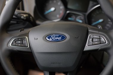 Rusya, Izhevsk - 27 Ocak 2019: Showroom Ford. Yeni Ford arabada direksiyon.
