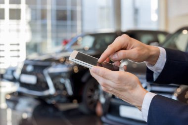 Adam Bayi showroom mobil akıllı telefon kullanarak.