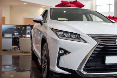 Rusya, Izhevsk - 20 Ekim 2018: Showroom Lexus. Yeni araba Lexus Rx350 bayi showroom. Modern ulaşım.
