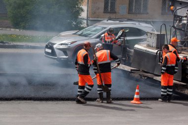 Rusya, Izhevsk - 30 Mayıs 2018: Yol yapımı. Onarım ve eski asfalt kaldırım değiştirilmesi. İşyerindeki adamlar. Asfalt layover.