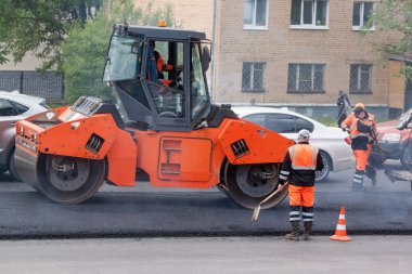 Rusya, Izhevsk - 30 Mayıs 2018: Yol çalışması. Eski asfalt kaldırım onarımı ve değişimi.
