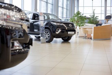 Rusya, Izhevsk - 20 Ekim 2018: Showroom Toyota. Bayi showroom yeni Toyota Fortuner. Modern ulaşım.