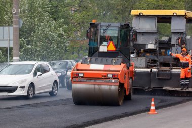 Rusya, Izhevsk - 30 Mayıs 2018: Yol çalışması. Onarım ve eski asfalt kaldırım değiştirilmesi. Asfalt layover.