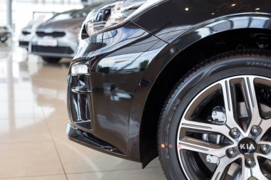Rusya, Izhevsk - 4 Temmuz 2019: Kia showroom'da yeni modern arabalar. Ünlü dünya markası.