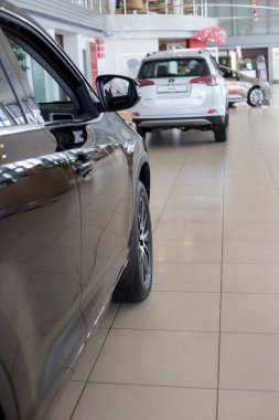 Rusya, Izhevsk - 18 Temmuz 2019: Toyota showroom'da yeni arabalar. Ünlü dünya markası.