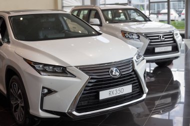 Rusya, Ijevsk-21 Temmuz 2019: Lexus showroom. Yeni modern prestijli arabalar.