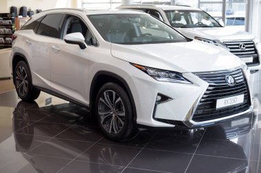 Rusya, Ijevsk-21 Temmuz 2019: Lexus showroom yeni modern araba RX 350. Ünlü dünya markası. Prestijli Araçlar.