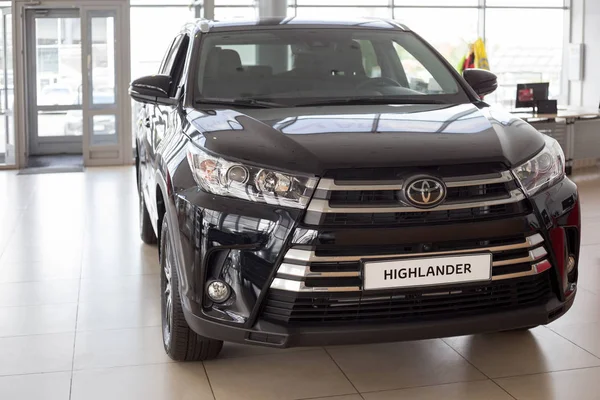 Rusya, Izhevsk - 21 Temmuz 2019: Toyota showroom yeni arabalar. Modern Highlander. Ünlü dünya markası.