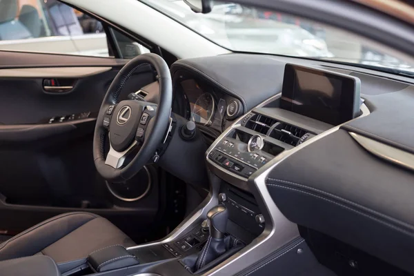 Rusia, Izhevsk - 21 de julio de 2019: Sala de exposición Lexus. Interior del nuevo Lexus NX 200AWD. Famosa marca mundial . —  Fotos de Stock