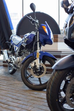 Rusya, Izhevsk - 23 Ağustos 2019: Yamaha motosiklet mağazası. Modern motosiklet mağazasında yeni motosiklet Ybr125.