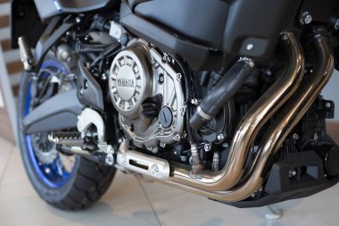 Rusya, Izhevsk - 23 Ağustos 2019: Yamaha motosiklet mağazası. Motocycle mağazasında yeni Xt1200 kırpılmış görüntü.