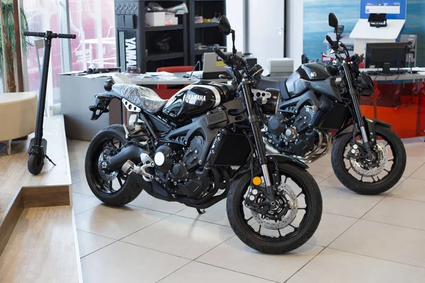 Rusya, Izhevsk - 23 Ağustos 2019: Yamaha motosiklet mağazası. Motosiklet mağazasında yeni motosiklet ve elektrikli scooter.