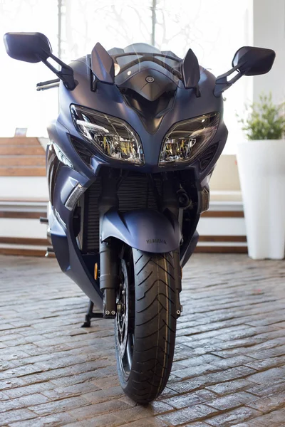 Rusland, Izhevsk-augustus 23, 2019: Yamaha Motorcycle shop. Nieuwe motor Fjr1300 in moderne motorfiets winkel. — Stockfoto
