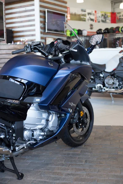 Rusya, Izhevsk - 23 Ağustos 2019: Yamaha motosiklet mağazası. Motosiklet mağazasında Yeni modern motosiklet Fjr1300.