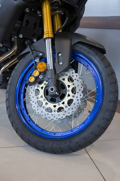 Rusya, Izhevsk - 23 Ağustos 2019: Yamaha motosiklet mağazası. Yeni Xt1200 ön hava çatal ve motosiklet tekerleği.